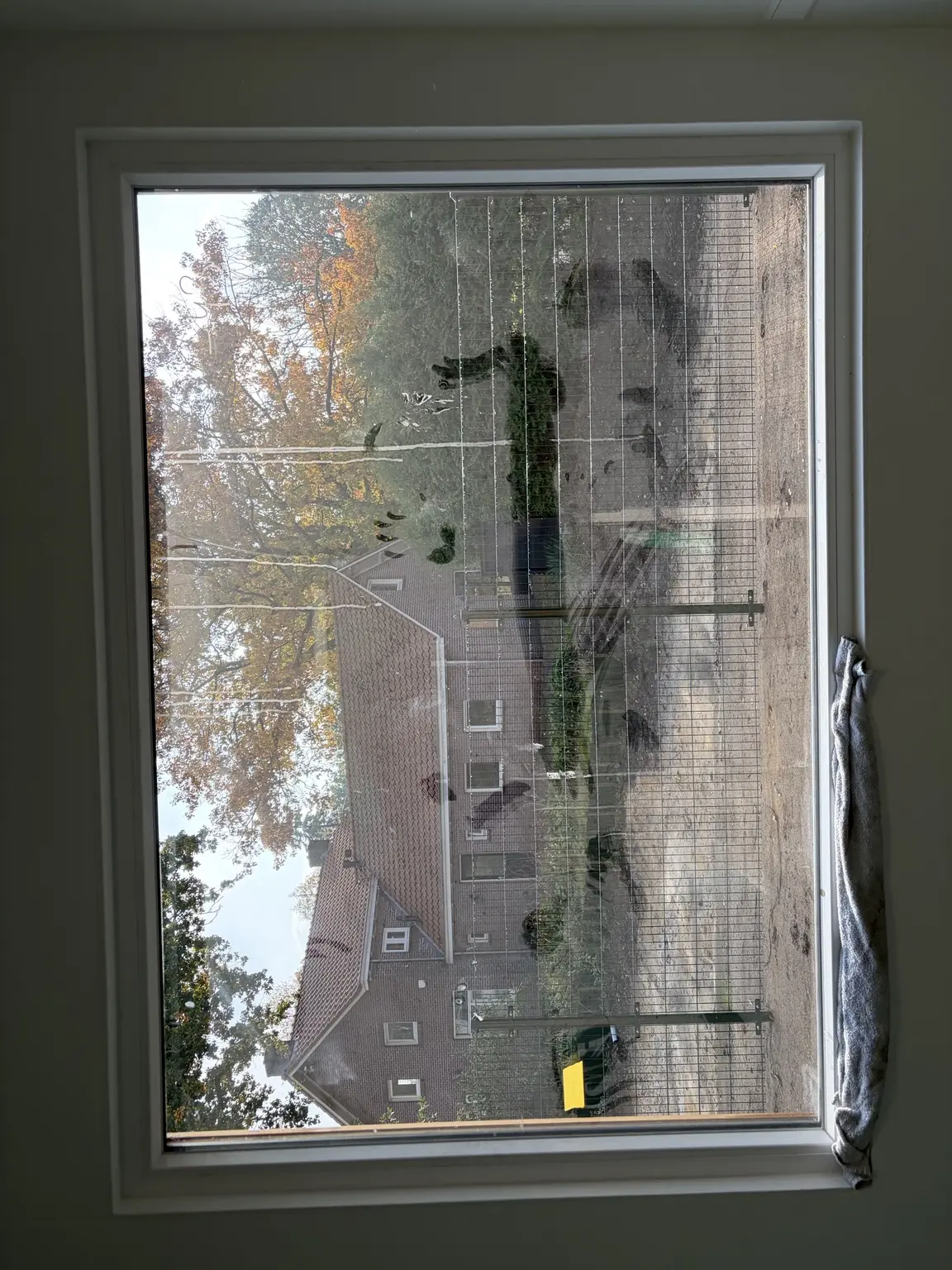 Ruit met zichtbare vervuiling vóór de glasbewassing